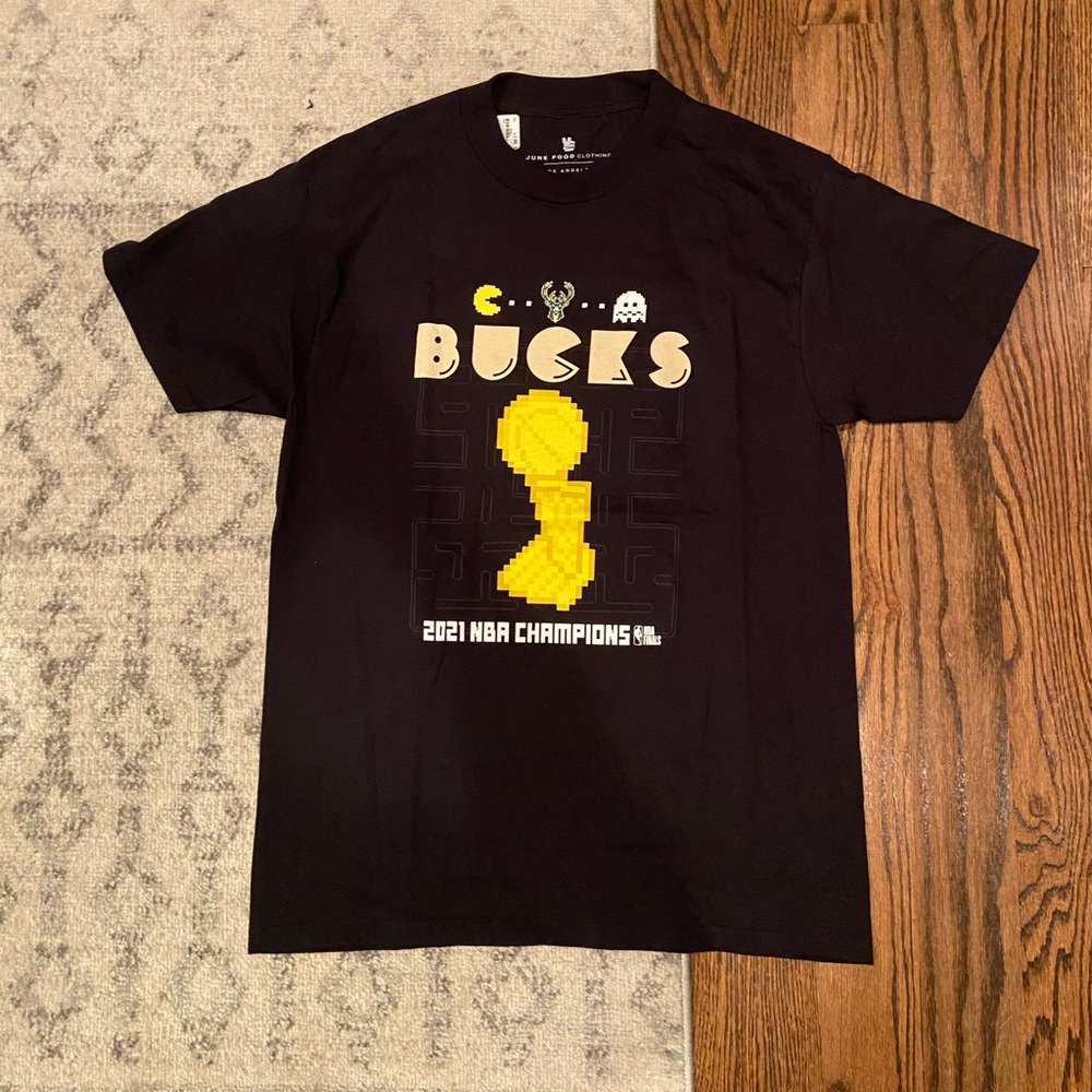 Junk Food 2021 NBA Champions Pac-Man Milwaukee Bucks T-Shirt (M) (NEW)
